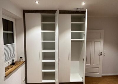 Weißer Einbauschrank mit offenen Türen, Regal links, Kleiderstange rechts